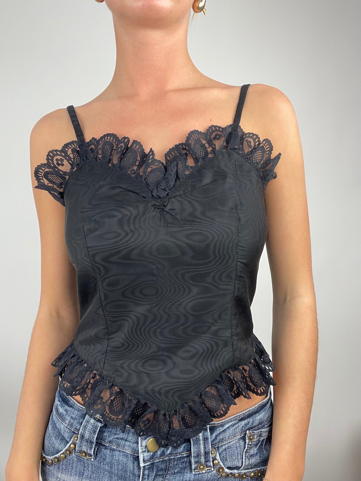 💻ADDISON RAE DROP | small black cami top with frill lace trim
