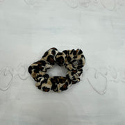 💻⭐️ | scrunchie de terciopelo en estampado de leopardo