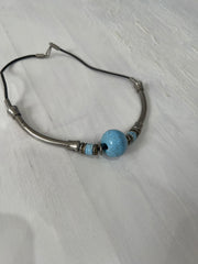 SATC drop | couleur: argenté + bleu · article: collier · détails: perles