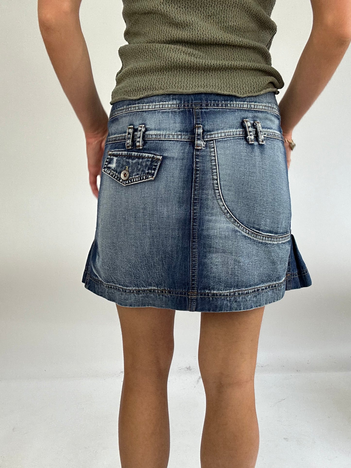 BRITISH SUMMER GIRL DROP | medium blue denim skirt with pleats and pockets