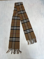 WINTER ESSENTIALS | color: marrón + negro · prenda: bufanda · detalles: burberry