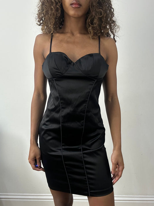 vintage edit: valentine’s day | taille: M · couleur: noir · matière: satin · article: robe · détails: longueur mini
