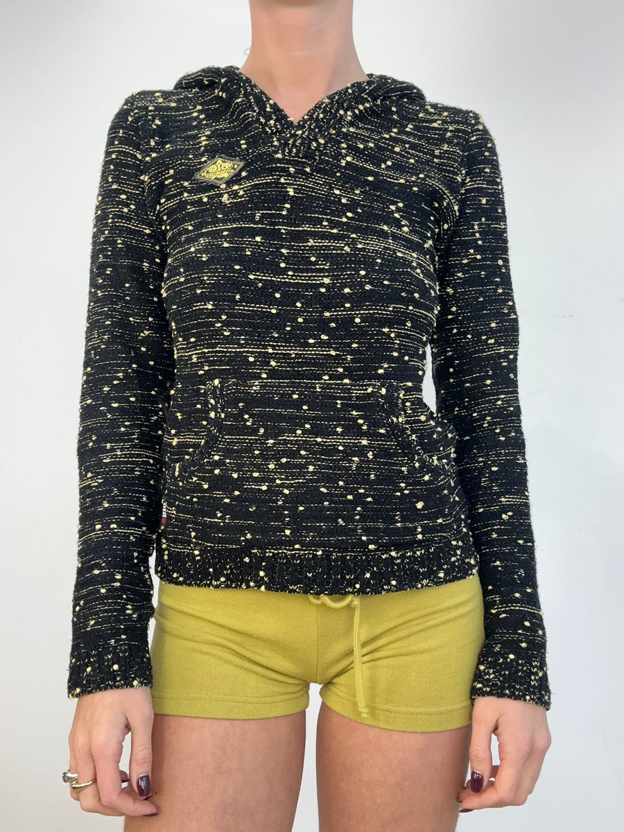 💻 vintage edit one | taille: S · couleur: noir + jaune · article: pull · détails: à capuche + mouchetures