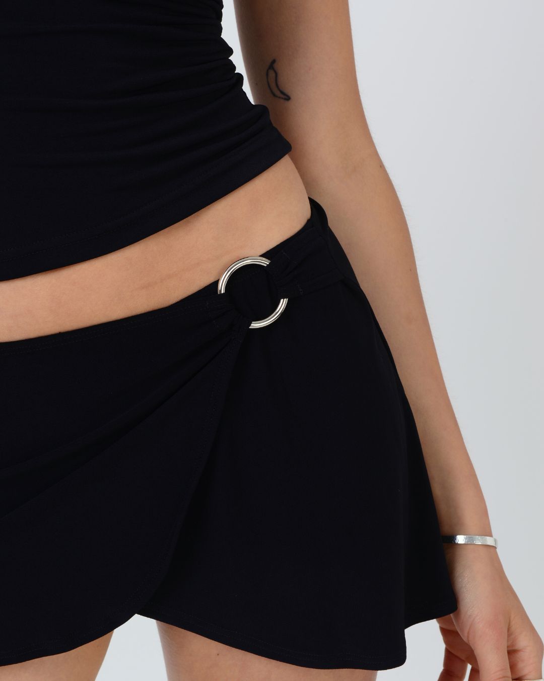 the ava skirt in black