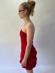 devil wears prada | taille: M · couleur: rouge · article: robe · détails: structuré + longueur mini