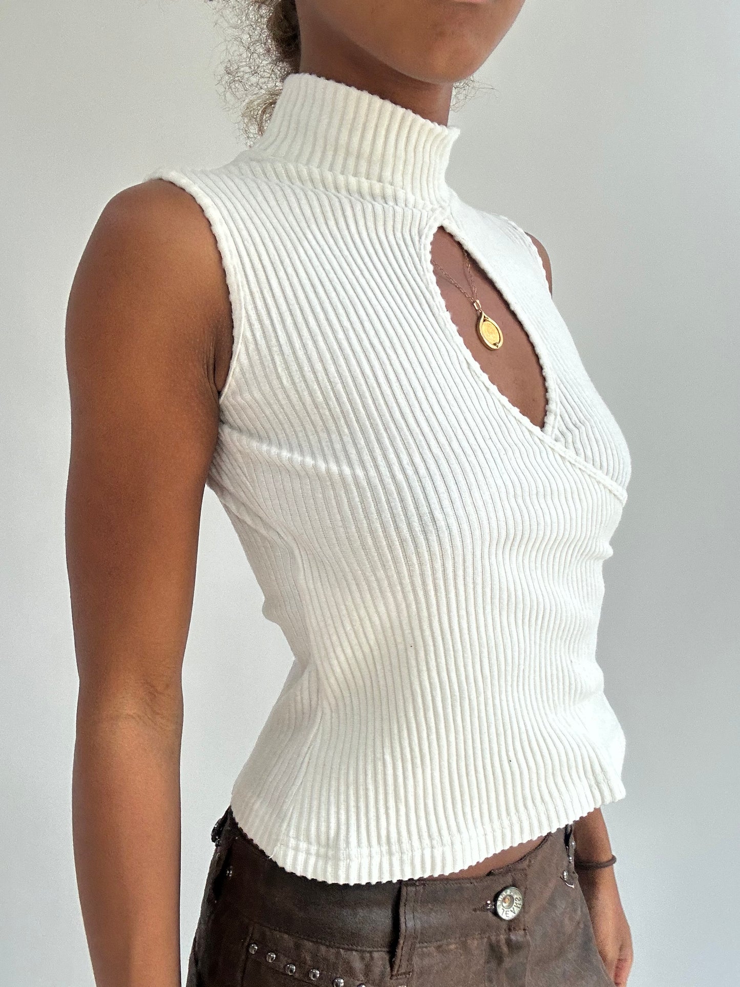 ‼️ | small white sleeveless high neck top