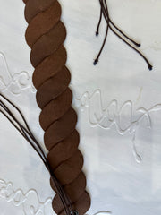 BEST PICKS | couleur: marron · matière: cuir · article: ceinture · détails: tressé + à nouer + côté