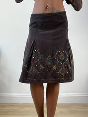 OTOÑO EDITAR | pequeña falda midi asimétrica marrón con bordado floral