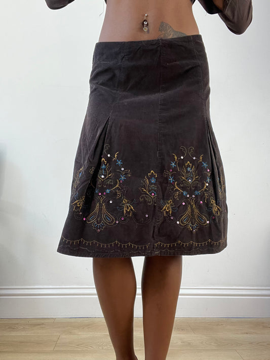 AUTUMN EDIT | talla: S · color: marrón · prenda: falda · detalles: asimétrico + largo midi + floral + bordado