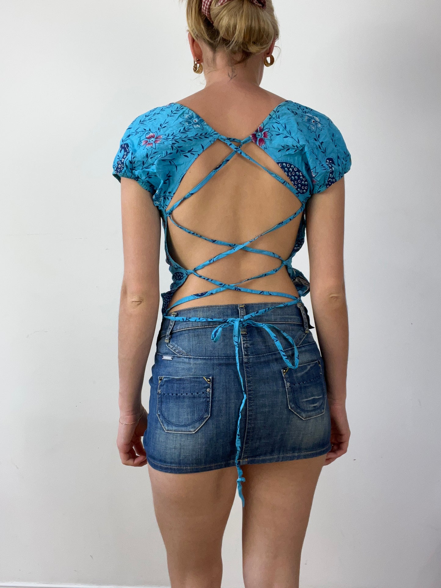 💻‼️ medium blue milkmaid style top with paisley print