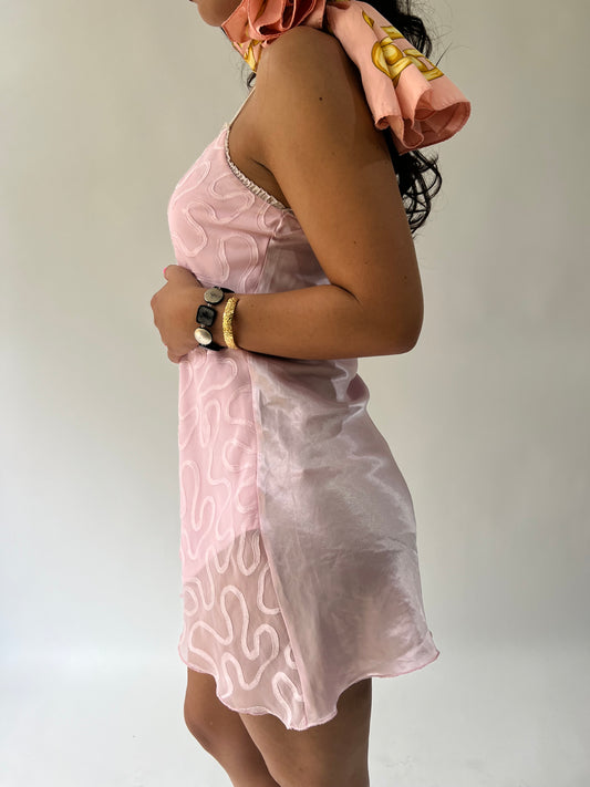 SATC drop | pequeño vestido de mini slip de bebé rosa con estampado bordado