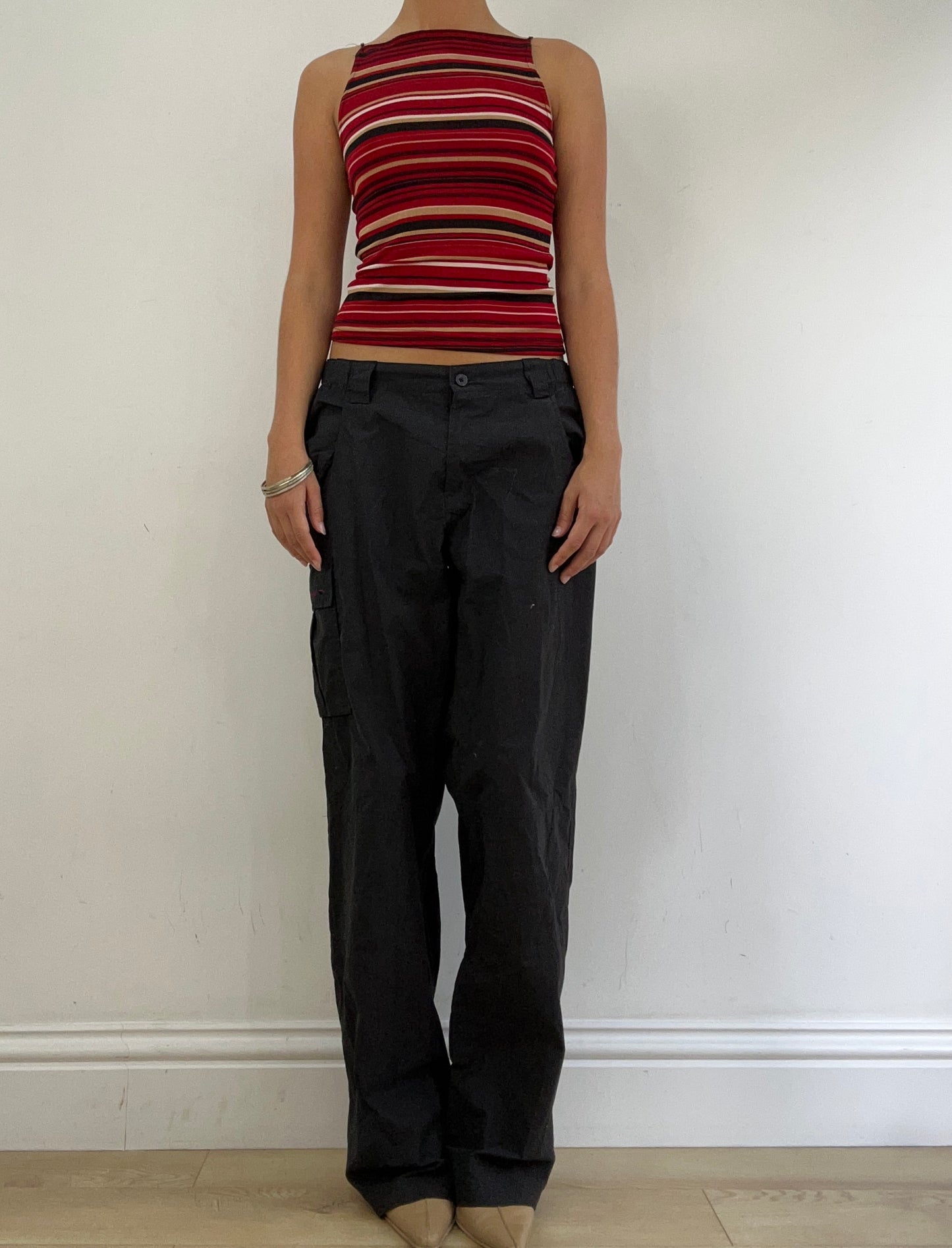 VINTAGE PICKS | medium black low waisted cargo trousers