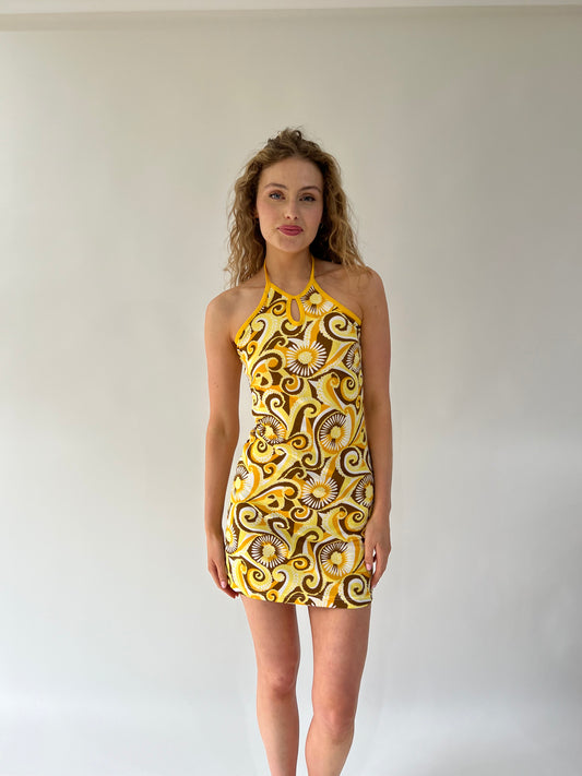SATC drop | mini vestido de cuello alto estampado de color amarillo medio y marrón