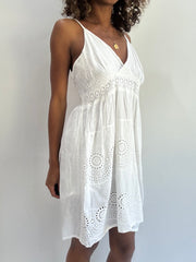 beach drop | taille: M · couleur: blanc · article: robe · détails: broderie anglaise + longueur mini