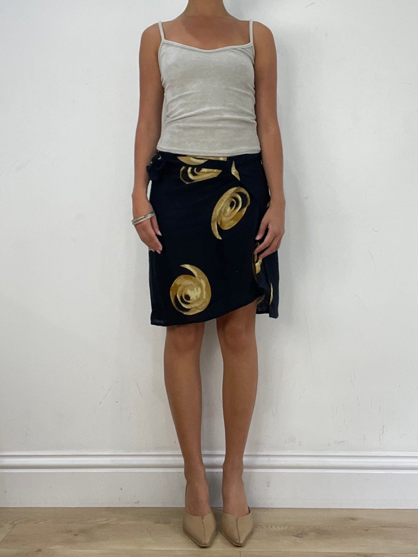 VINTAGE PICKS | medium tie side black beach skirt