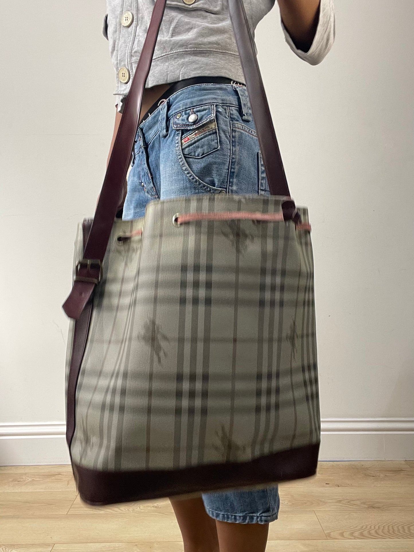 vintage edit: fashion week | cream and brown burberry monogram bag