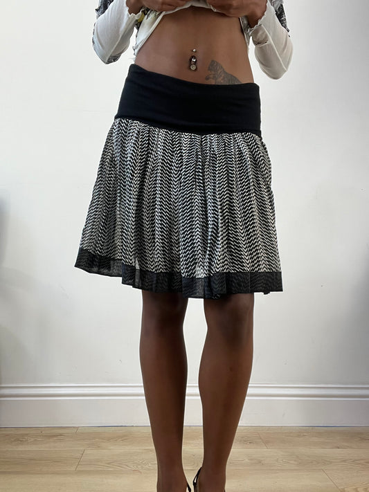 AUTUMN EDIT | talla: XS · color: negro + blanco · material: malla · prenda: falda · detalles: capa superpuesta + largo midi