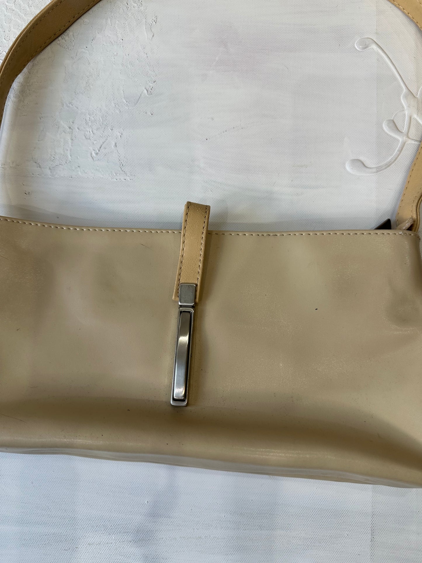 BEST PICKS | cream shoulder bag with silver clasp detail