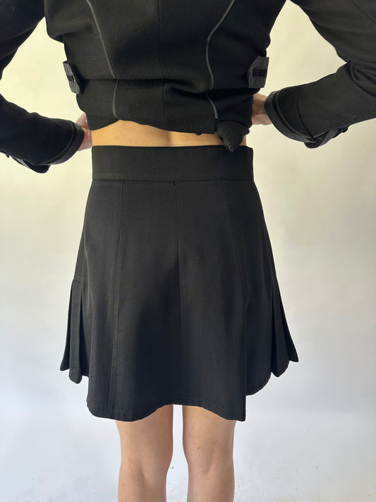 devil wears prada | talla: S · color: negro · prenda: falda · detalles: botones + detalle + largo mini