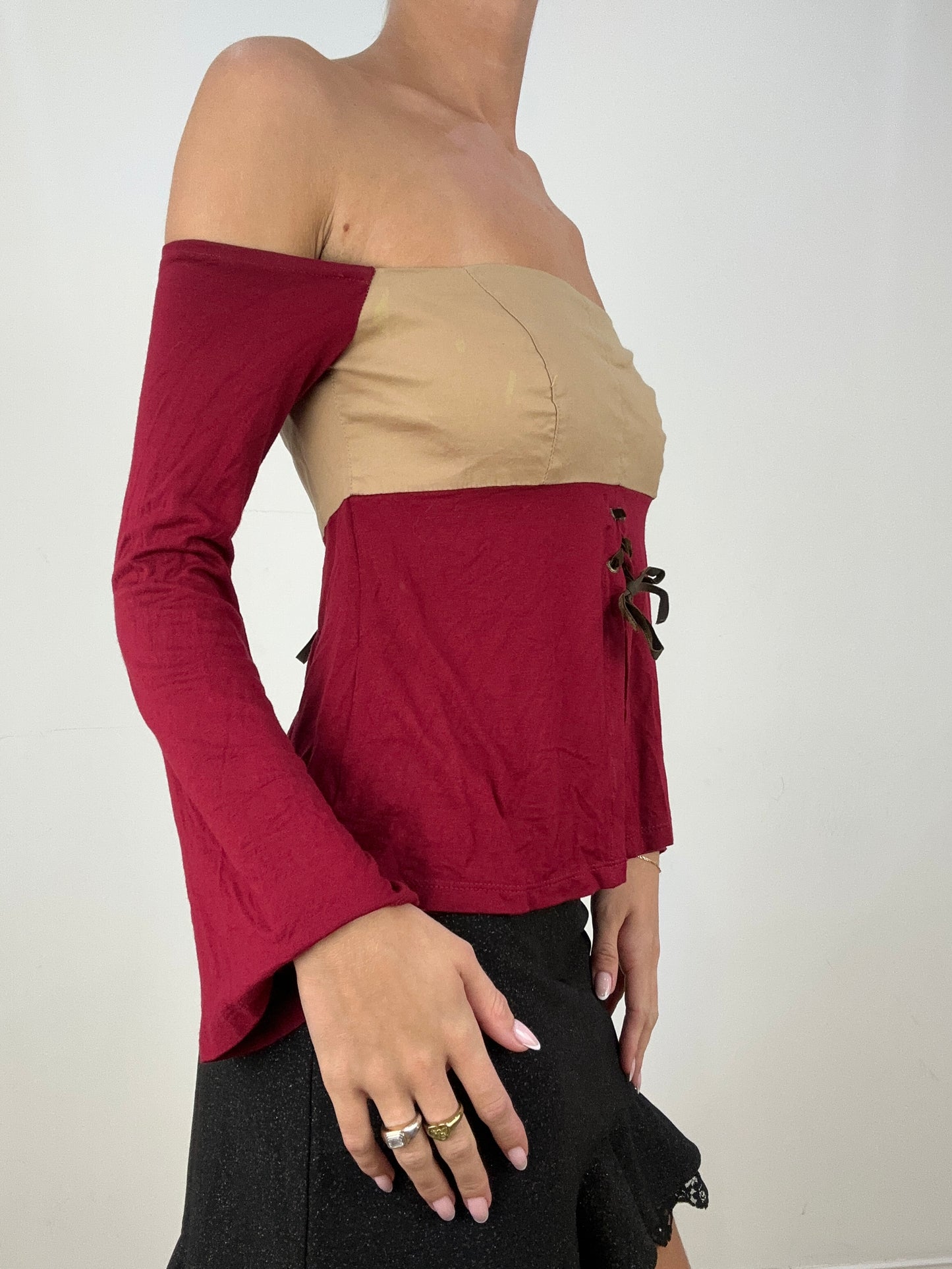 💻HALLOWEEN | small beige and burgundy off the shoulder top