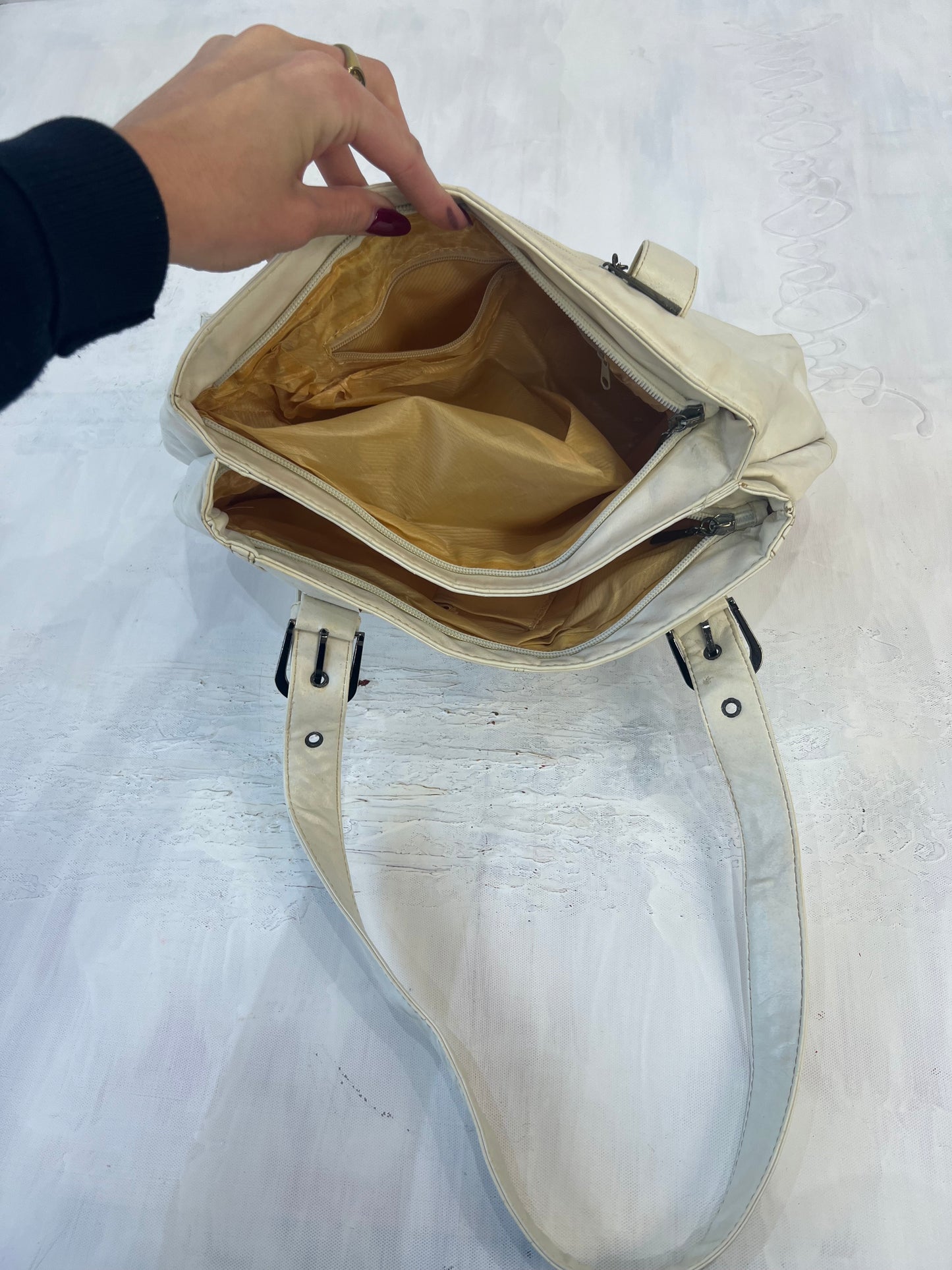 vintage edit sixteen | white faux leather shoulder bag