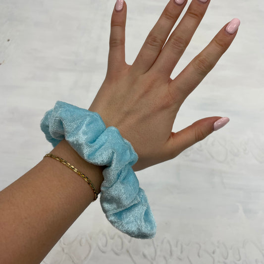 💻⭐️ | icy blue velvet scrunchie