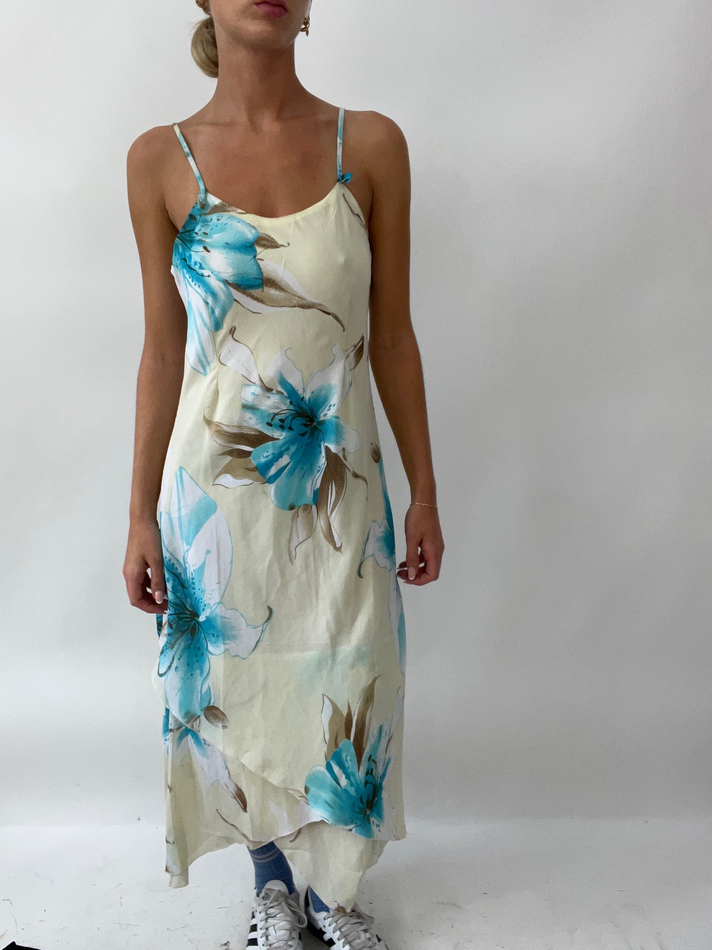 💚 GIRLS TRIP DROP | medium white and blue floral maxi dress