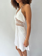 festival drop | taille: M · couleur: blanc · matière: crochet · article: robe · détails: encolure dos-nu + longueur mini