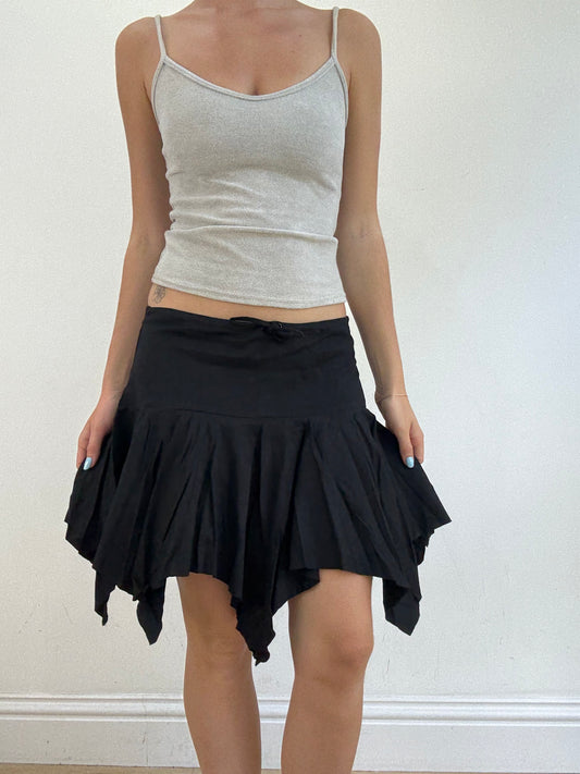 💻 ‼️ medium black billabong asymmetric skirt with white spell out on the bum