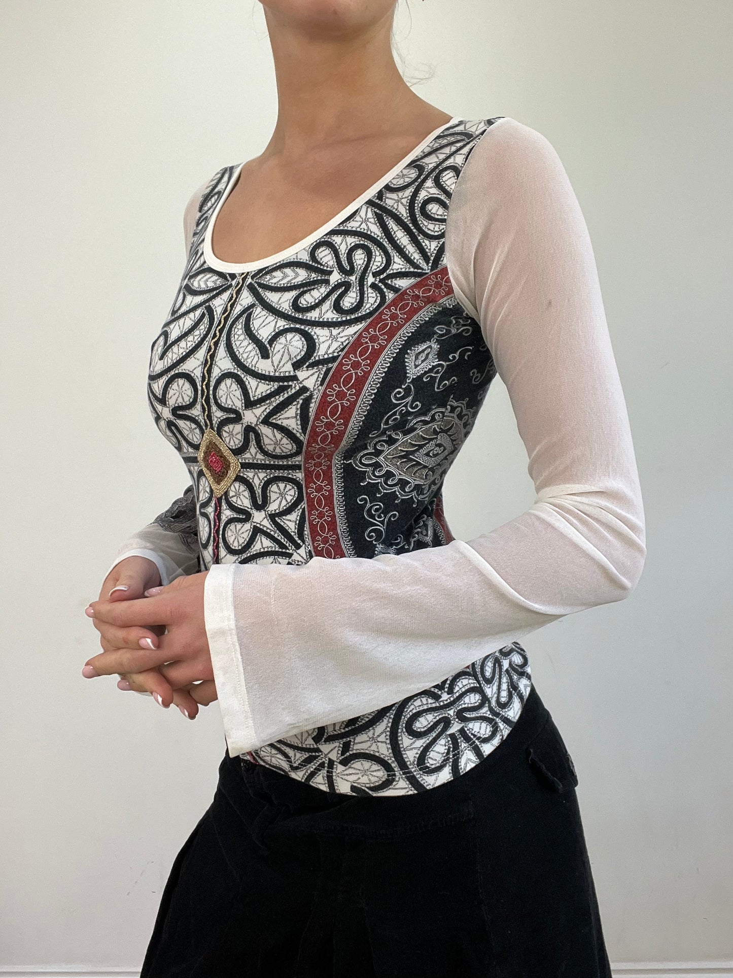 vintage edit twenty | medium white and black save the queen graphic long sleeve top