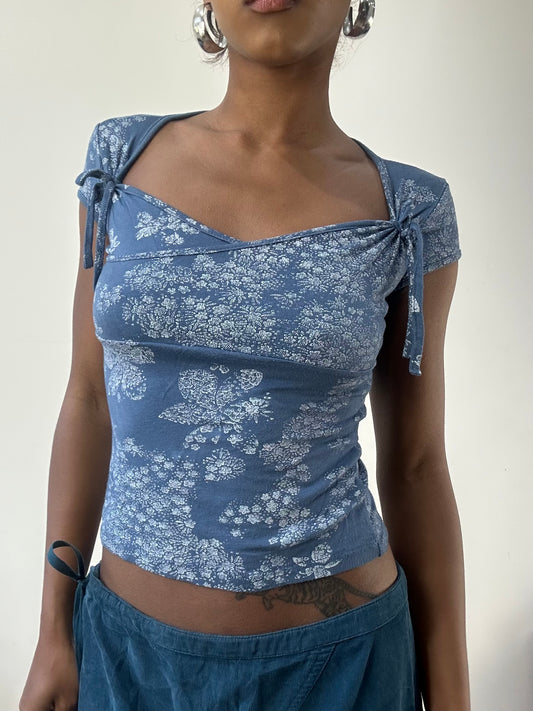 AUTUMN EDIT | small blue top with floral print