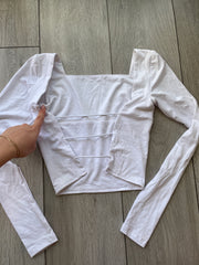 טופ ⁨kaia⁩ עם שרוולים ארוכים – לבן – ⁨#286 sample sale⁩