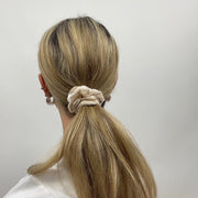 💻⭐️ | scrunchie de terciopelo de crema perlada