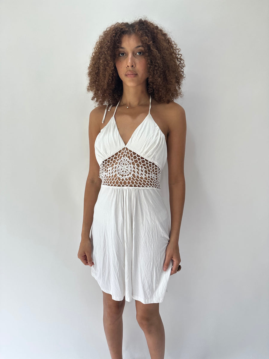 festival drop | taille: M · couleur: blanc · matière: crochet · article: robe · détails: encolure dos-nu + longueur mini