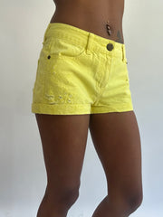 Beach drop | pequeños pantalones cortos florales de calzedonia amarilla