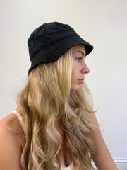Farbe: Schwarz · Artikel: Bucket Hat · Details: 💻 + ‼️