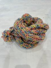 BEST PICKS | couleur: rose + multicolore · matière: maille · article: écharpe · détails: pompons + détail