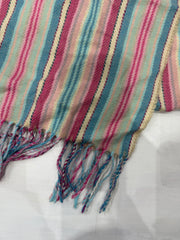 BEST PICKS | couleur: rose + bleu · matière: maille · article: écharpe · détails: rayé + pompons
