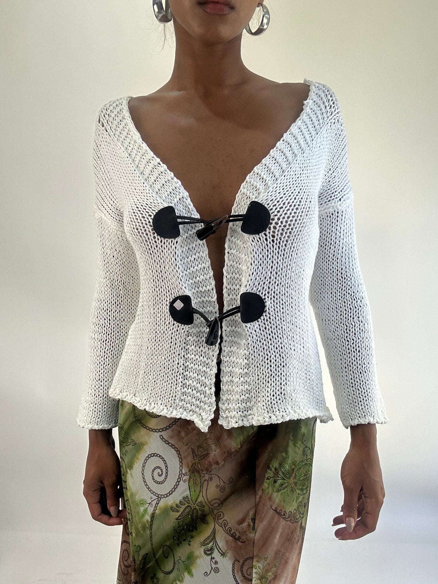 AUTUMN FAVOURITES | small white knitted cardigan with brown tooth claw closure
