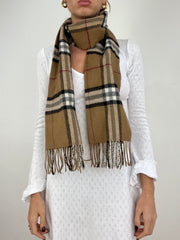 WINTER ESSENTIALS | color: marrón + negro · prenda: bufanda · detalles: burberry