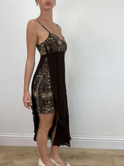 Vintage-Edit: Hochzeitsgast | kleines braunes asymmetrisches Maxikleid mit Paisley-Print