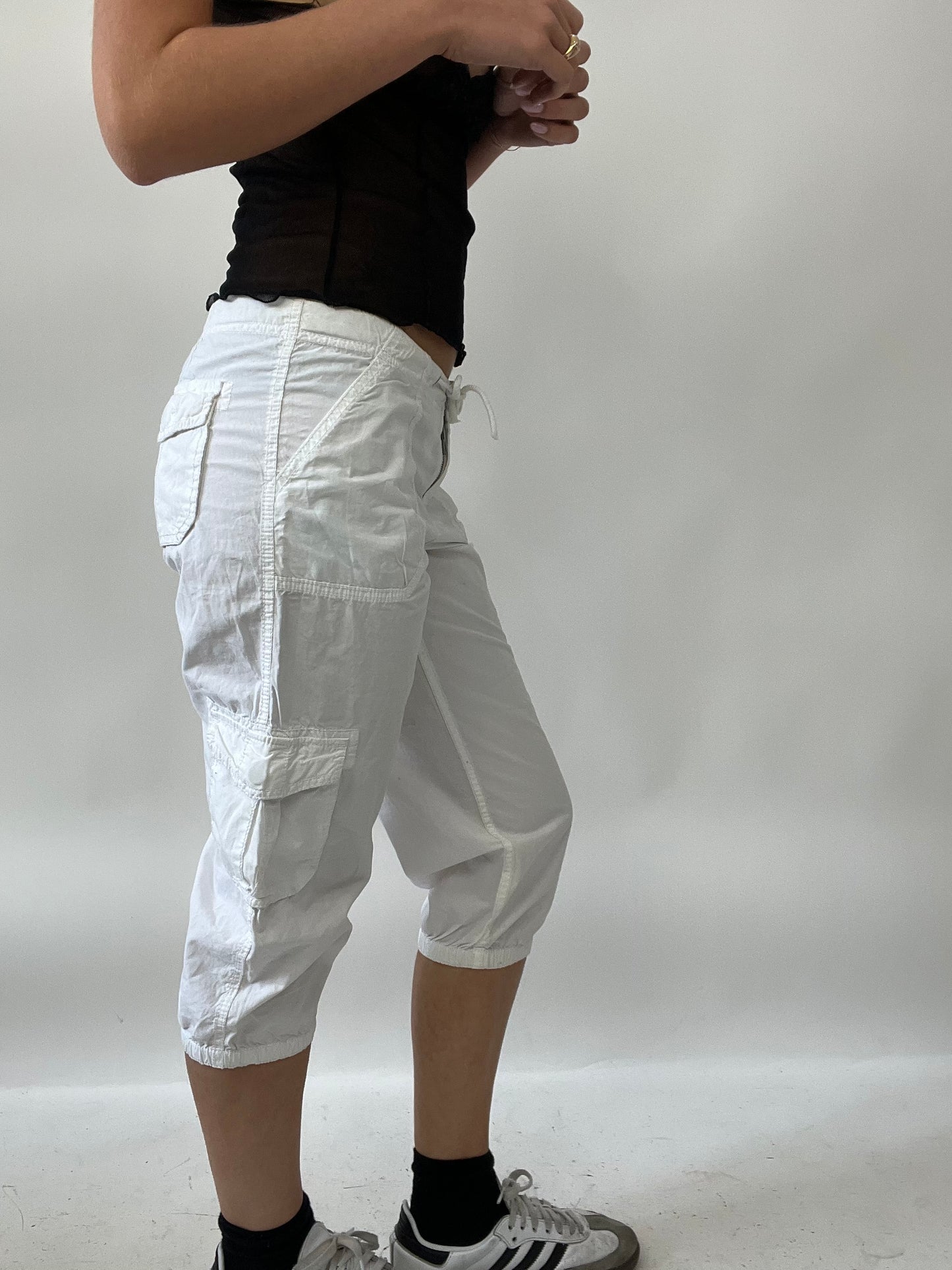💻PUB GARDEN DROP | small white 3/4 length cargo trousers