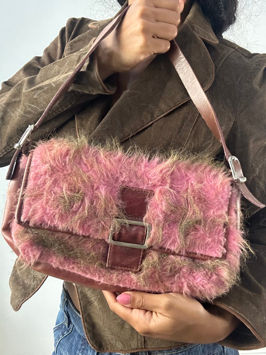 תיק יד מפרווה סינתטית – ורוד וחום – מידה ⁨s⁩ – ⁨vintage edit: festival⁩