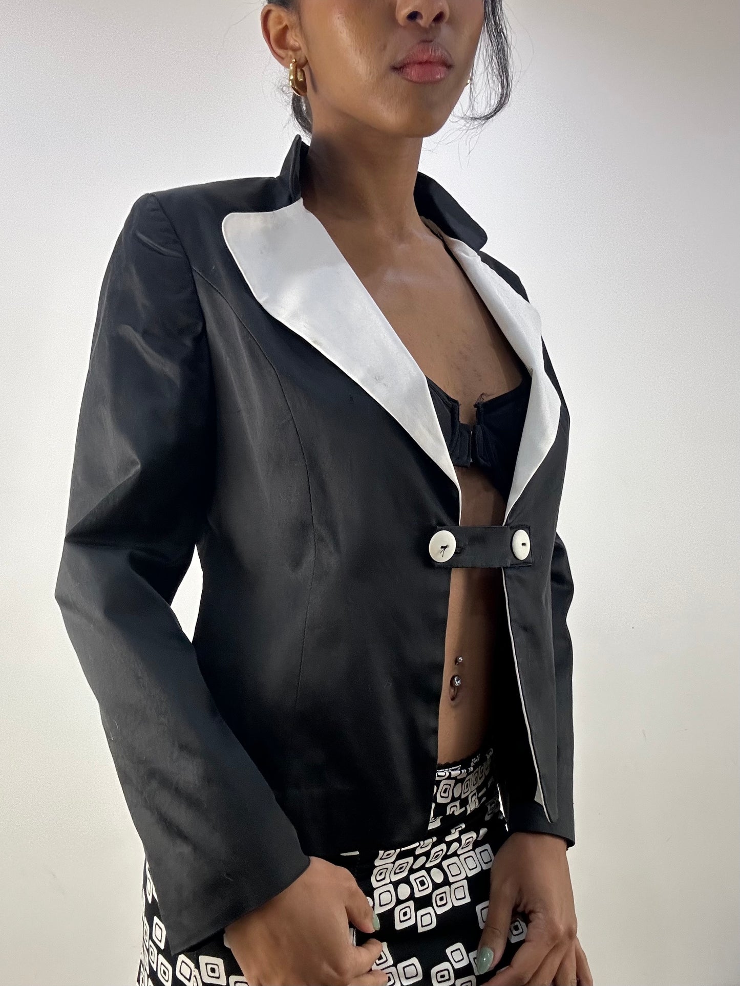 💻💚 MOB WIFE DROP | small black silky blazer with white collar detail