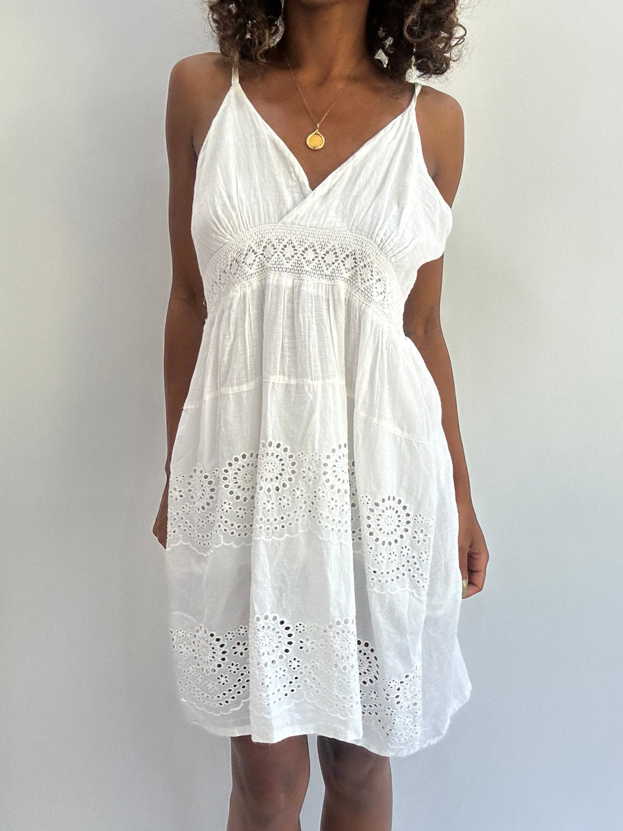 beach drop | taille: M · couleur: blanc · article: robe · détails: broderie anglaise + longueur mini