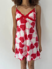 festival drop | taille: M · couleur: rose + rouge · article: robe · détails: cœurs + coupe nuisette + longueur mini