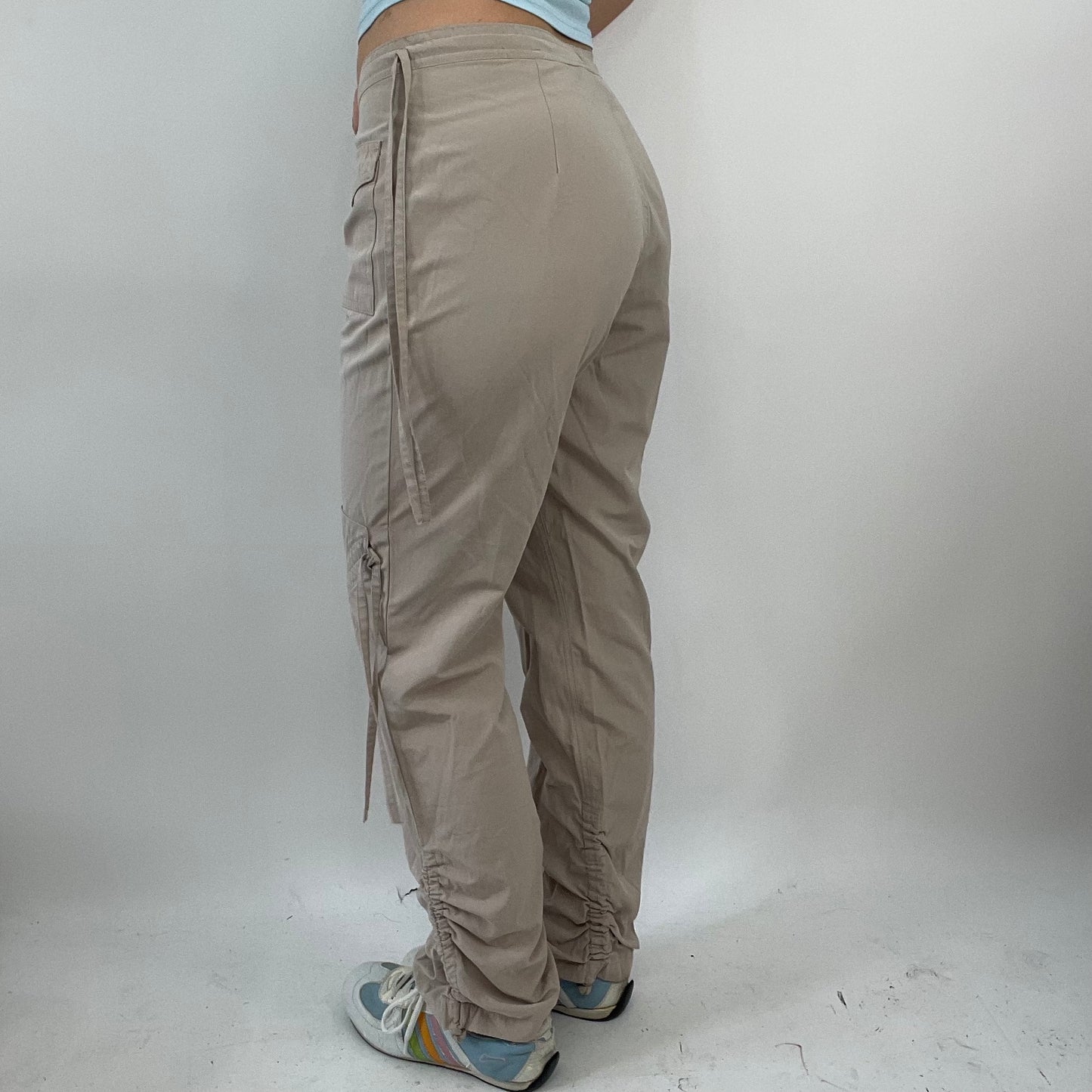💚 ELEVATED SPORTSWEAR DROP | small beige tie side cargo trousers