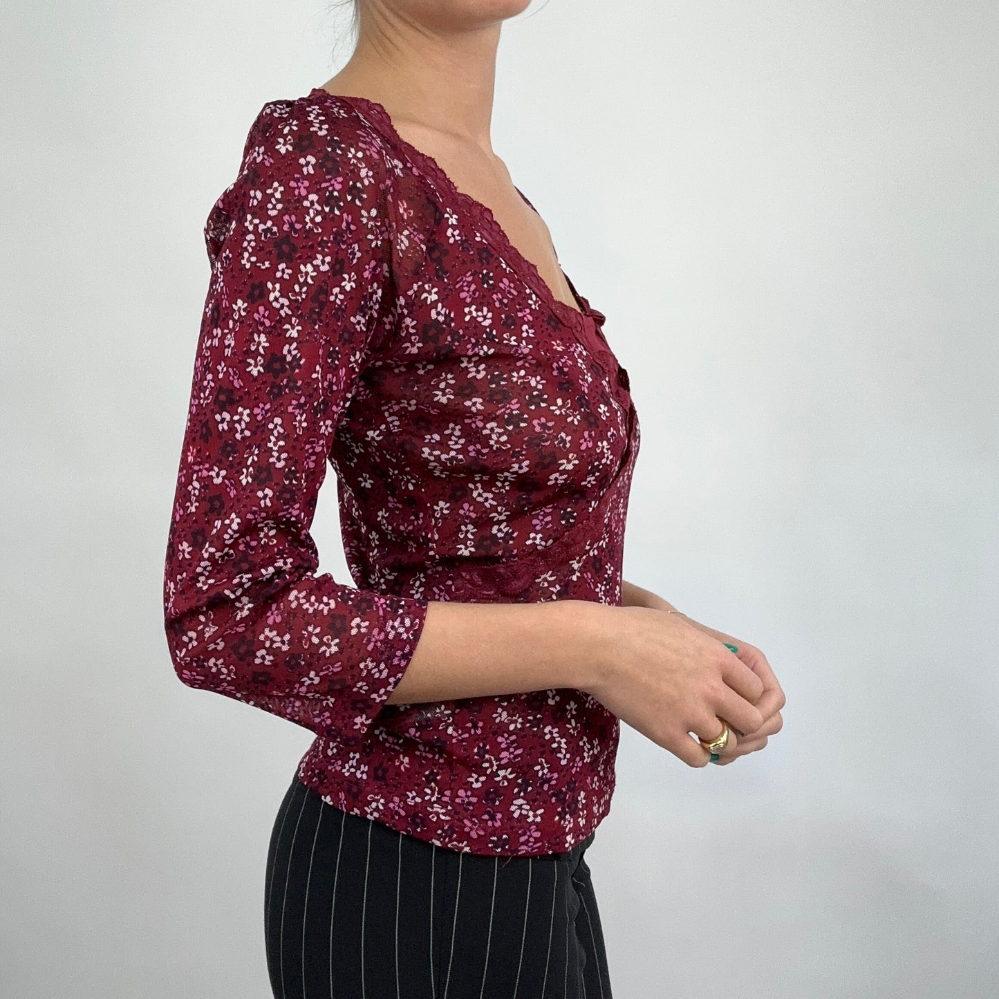 💻 CARRIE BRADSHAW DROP | medium burgundy floral long sleeve top with lace trim