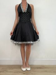 Vintage-Edit: Hochzeitsgast | kleines schwarzes Neckholder-Kleid mit weißem Spitzenbesatz