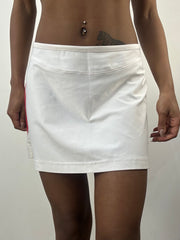 athleisure edit | Mini-sorte branco com detalhes vermelhos